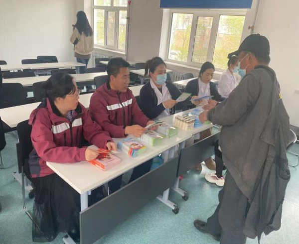 扎赉诺尔区卫生健康委员会开展食品营养日暨家庭医生签约宣传活动，把营养健康咨询服务送到居民身边